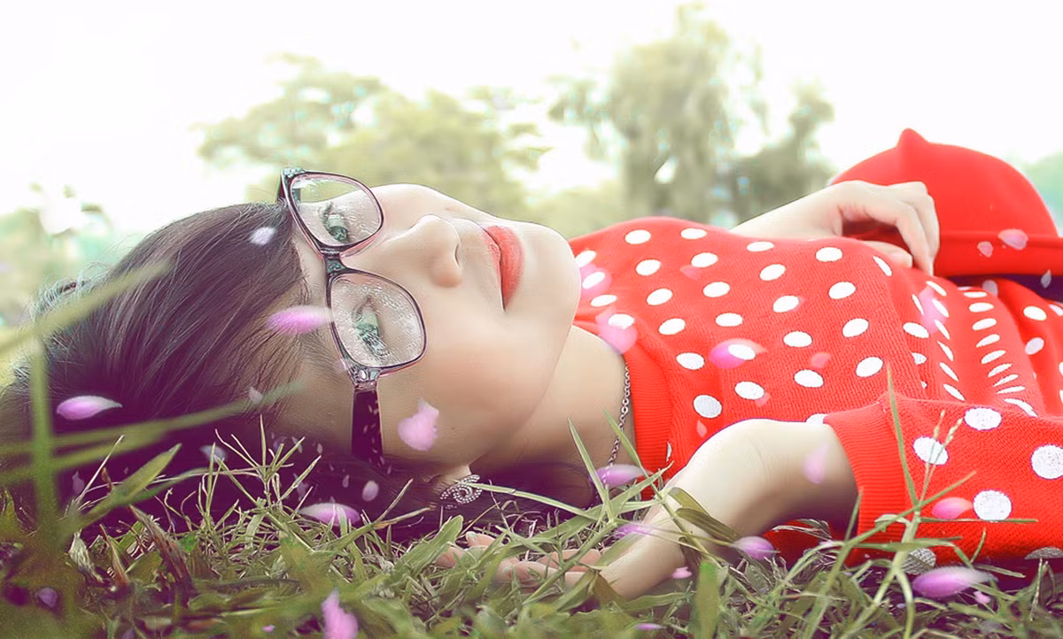 Thực tế, cô bé trong ảnh không ai khác chính là cô giáo trẻ Bùi Thị Hồng Nhung (sinh năm 1993), hiện đang là giáo viên dạy toán tại trường THCS Long Hưng, huyện Văn Giang, tỉnh Hưng Yên.