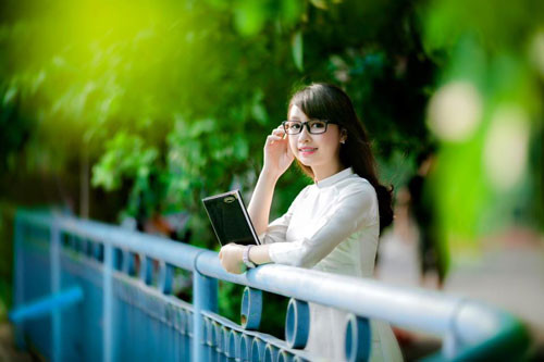 Vẻ đẹp tâm hồn và cái tâm của người giáo viên đã làm cho cô giáo trẻ ngày càng được mọi người quý trọng và yêu mến hơn.