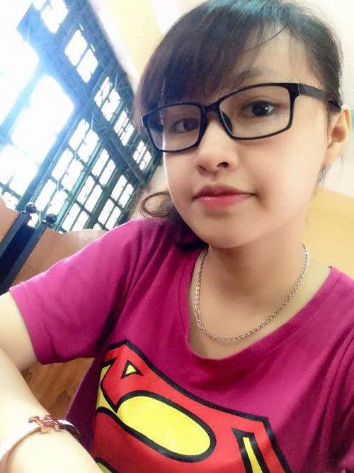 Sở hữu khuôn mặt xinh xắn, làn da trắng sáng và vẻ hồn nhiên, nhí nhảnh, Hồng Nhung đã khiến cư dân mạng "điêu đứng" trong một thời gian vì ngoại hình quá yêu của mình.