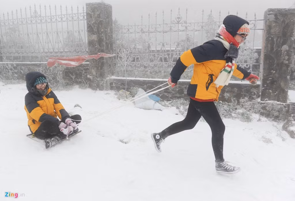 Huyền và Ngọc là đôi bạn thân đã cùng nhau đi xe máy từ Hà Nội lên Mẫu Sơn từ hôm qua. Huyền cho biết: Mình cảm thấy rất phấn khích và không thể kìm lòng trước trò chơi hấp dẫn này.