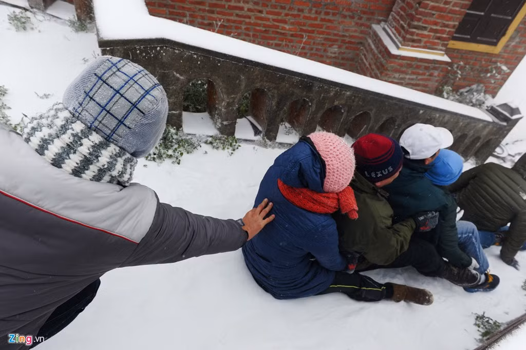 Không chỉ người trẻ, những người trung niên cũng chơi trượt tuyết tập thể.