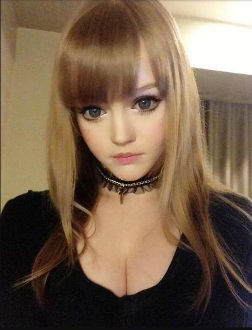 Dakota Rose đang là một trong những hot girl khá nổi tiếng trong giới trẻ nước Mỹ. Cô được biết đến dưới cái tên Kotakoti. Không có khả năng đặc biệt, nhưng cô hot girl vẫn nổi như "cồn" nhờ gương mặt giống hệt búp bê Barbie.