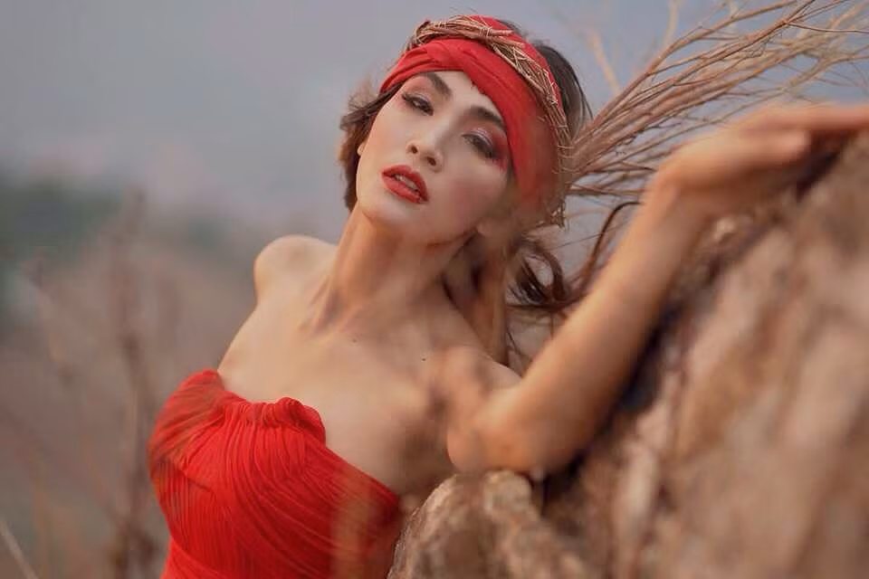 Ngoài ra, Piyaporn Chaisawat cũng rất chăm chỉ tham gia các hoạt động xã hội, làm từ thiện. Những bức ảnh đẹp cùng sự khác biệt lớn về ngoại hình trong và ngoài công việc khiến cô có được khá nhiều nhiều người theo dõi trên mạng xã hội.