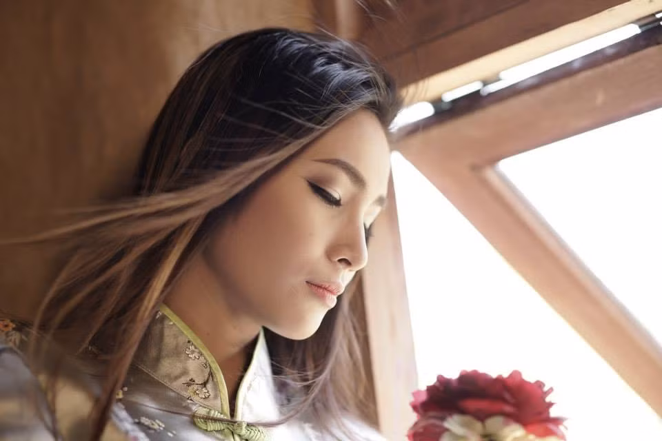 Manoliza Oak tên thật là Piyaporn Chaisawat, sinh năm 1993, đã tốt nghiệp ngành Kinh tế học tại Học viện Mae Fah Luang, thành phố Chiang Rai, Thái Lan. Khác với trên ảnh, nhan sắc thật ngoài đời của Piyaporn Chaisawat gây sốc khi giống hệt một chàng trai.