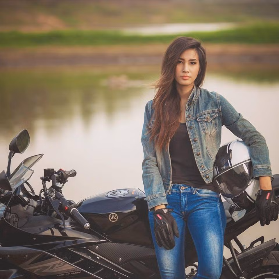 Luôn im lặng trước những lời đồn đại, những lời nhận xét ác ý… Piyaporn Chaisawat – Manoliza Oak hiện tại chỉ cố gắng tập trung cho công việc của mình. Hiện tại cô gái Thái Lan đang theo đuổi công việc của một người mẫu ảnh, người mẫu thời trang nghiệp dư.