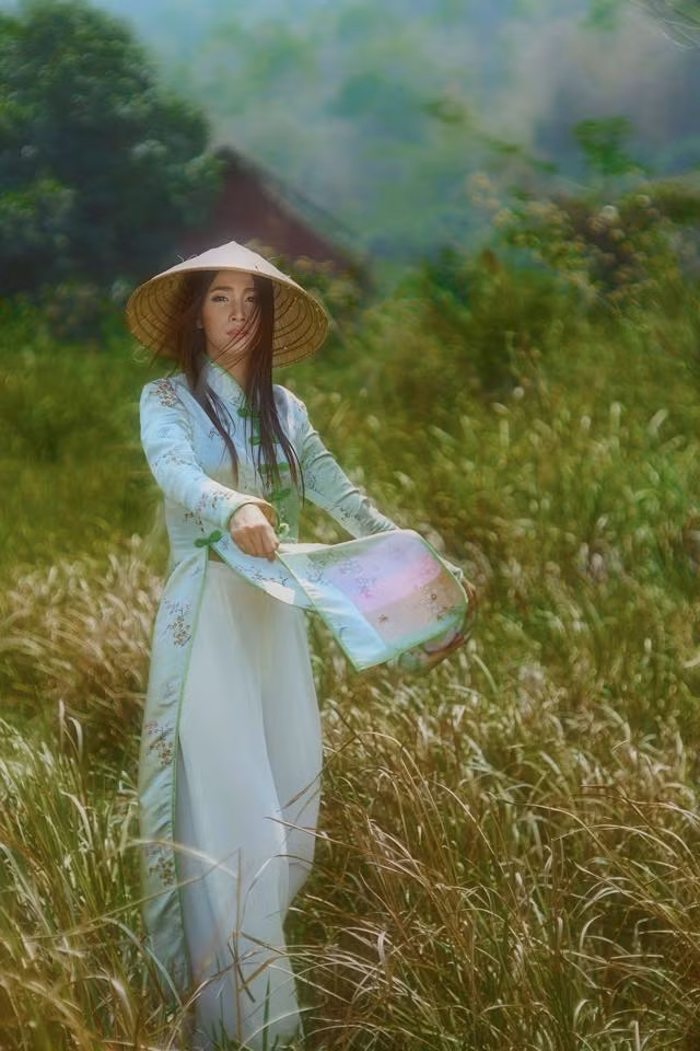 Loạt ảnh về một cô gái Thái mặc áo dài, đội nón lá chụp ảnh trên đồng lúa đẹp mê hồn mới đây không chỉ gây sốt cộng đồng mạng Thái mà còn được nhiều bạn trẻ người Việt quan tâm. Cô gái Thái Lan xinh đẹp có nickname Manoliza Oak với ngoại hình mang nhiều nét cuốn hút, vừa đằm thắm, vừa có chút gợi cảm.