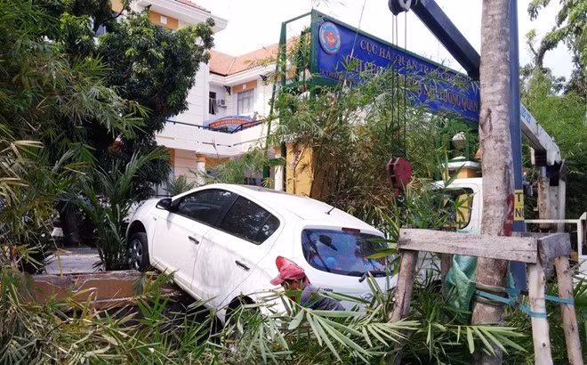 O to gay tai nan, cua ngo Tan Son Nhat un tac