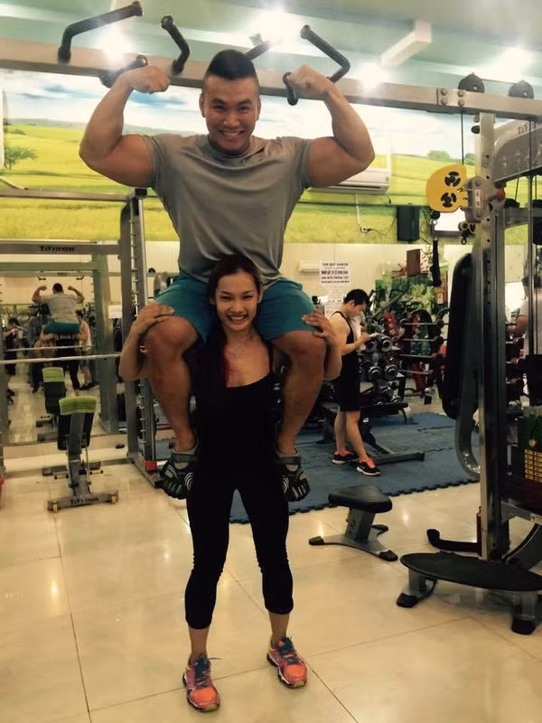 Ngay sau khi bức ảnh cô gái có sức mạnh phi thường được đăng tải, một thành viên khác của group trên cũng đã chia sẻ hình ảnh bạn gái nhỏ nhắn nâng trên vai một chàng trai có thể hình lớn... gấp đôi.