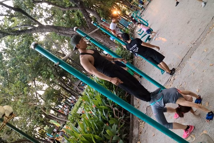 Chỉ trong một thời gian ngắn, nhân vật chính của bức ảnh đã được tìm ra, cô gái trong ảnh tên là Thu Mai sinh năm 1994 hiện đang là sinh viên của Đại học Hoa Sen TP HCM.