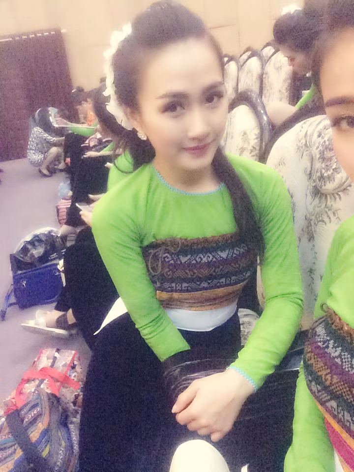 Phai long co gai lai xe dien xinh dep o Ban Lac-Hinh-4