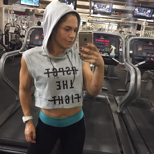 Không khuất phục trước sự tự ti về thân thể. Nathalia đã tìm đến 1 huấn luyện viên tập gym để bắt tay vào việc tập luyện.