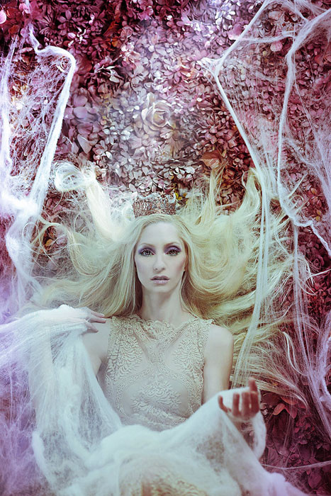 Ý tưởng về khu vườn Secret Garden bắt nguồn từ thời thơ ấu trong trí tưởng tượng của Majic. Mỗi bí ẩn trong khu vườn đều gắn liền với một nhân vật tiên nữ mạnh mẽ và xinh đẹp. Các nhân vật chân dung được lấy cảm hứng từ bức tranh cổ điển và những câu chuyện thần tiên.