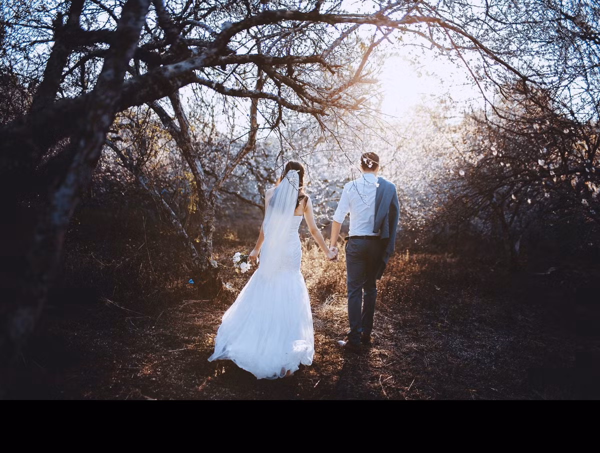 Cao Lê Hải (Hải Lê Cao) là nhiếp ảnh gia quái dị sinh năm 1984, quê gốc Hưng Yên. Thời gian gần đây Hải Lê Cao nổi tiếng trong vai trò tác giả, trưởng ekip tạo ra những bộ ảnh cưới đẹp lung, gây sốt mạng Việt và các website du lịch.