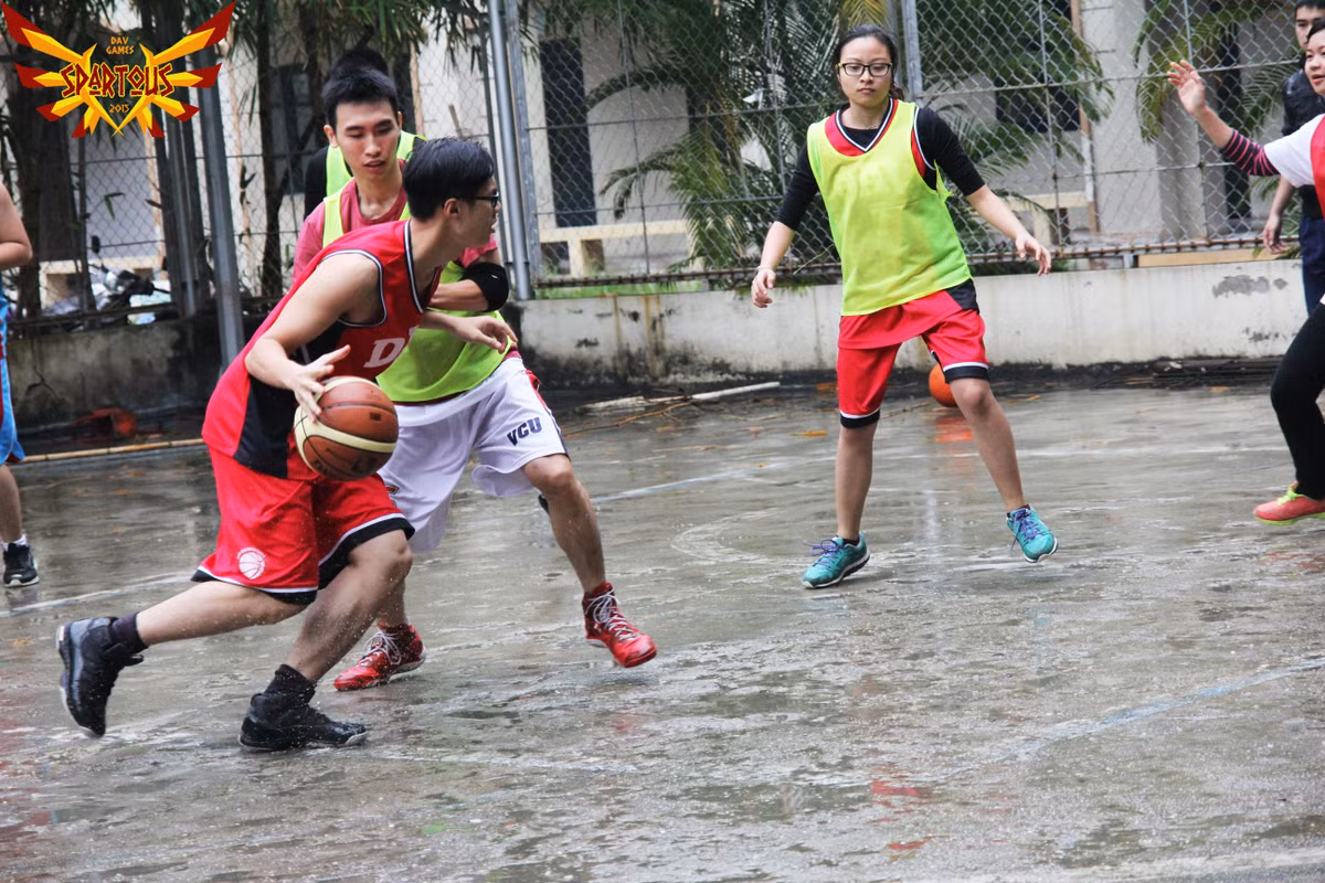 Các bạn nữ tham gia trận đấu vô cùng máu lửa, không vì sức khỏe hay tầm vóc mà tỏ ra thua kém.