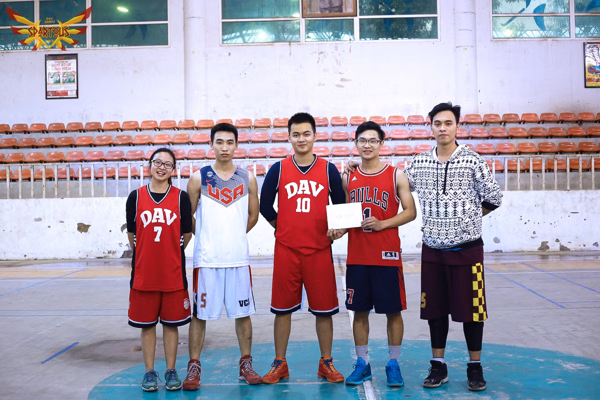 Cuối cùng sau cuộc đấu gay cấn, Đại hội thể thao Sinh viên Học viện Ngoại giao- DAV Games đã tìm ra đội quán quân bóng rổ trong tràng pháo tay chúc mừng, cổ vũ của các bạn sinh viên cũng như thầy cô, góp phần tô điểm vào cho thành công của Đại hội thể thao 2015.