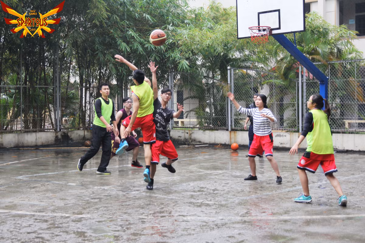 Với tất cả sự sáng tạo và tâm huyết của mình, năm nay, DAV Games ra mắt hình thức chơi bóng rổ mới “3on3”. Với hình thức này, mỗi đội chỉ cử 3 đại diện thi đấu trong 12 phút, và đặc biệt sẽ có sự tham gia từ phái nữ.