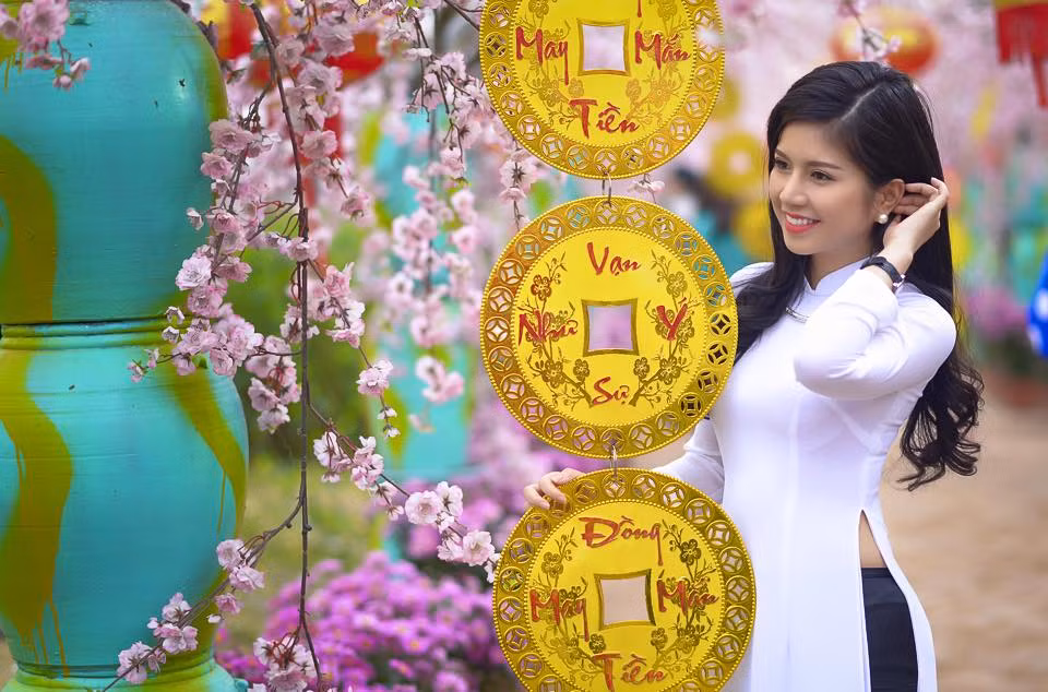 Vũ Ngọc Quỳnh hiện đang là tiếp viên hàng không của hãng Vietjet Air. Cô nàng được biết đến lần đầu trong bộ ảnh mặc áo dài màu nâu, với nhan sắc ấn tượng khiến nhiều người lầm tưởng là con lai.