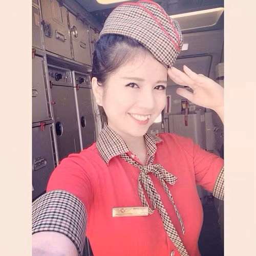 "Nghề này còn mang lại cho mình sự tự tin trong giao tiếp. Mình cảm thấy bản thân như hòa đồng, thân thiện với mọi người và trưởng thành hơn rất nhiều sau từng ấy thời gian làm tiếp viên hàng không", Ngọc Quỳnh chia sẻ về những gì cô có được từ công việc thú vị của mình.