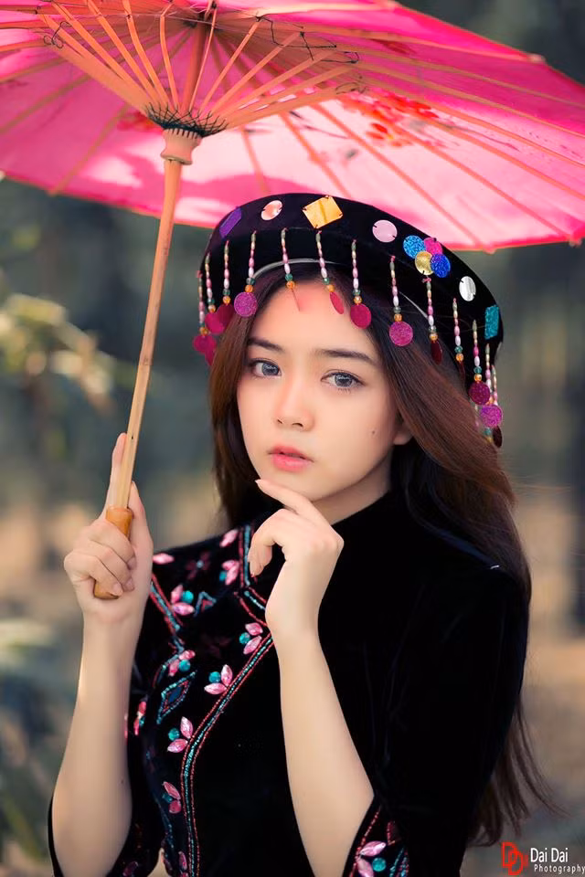 Cô gái gốc Bình Dường có khuôn mặt xinh như búp bê, mặc trang phục của đồng bào dân tộc H'Mông khá phù hợp, làm toát ra một thần thái đặc biệt, cuốn hút người xem ảnh. Bộ ảnh nhận được rất nhiều lời khen của cư dân mạng và những thông tin cá nhân của Thu Hiền cũng được nhiều bạn trẻ quan tâm, tìm hiểu.