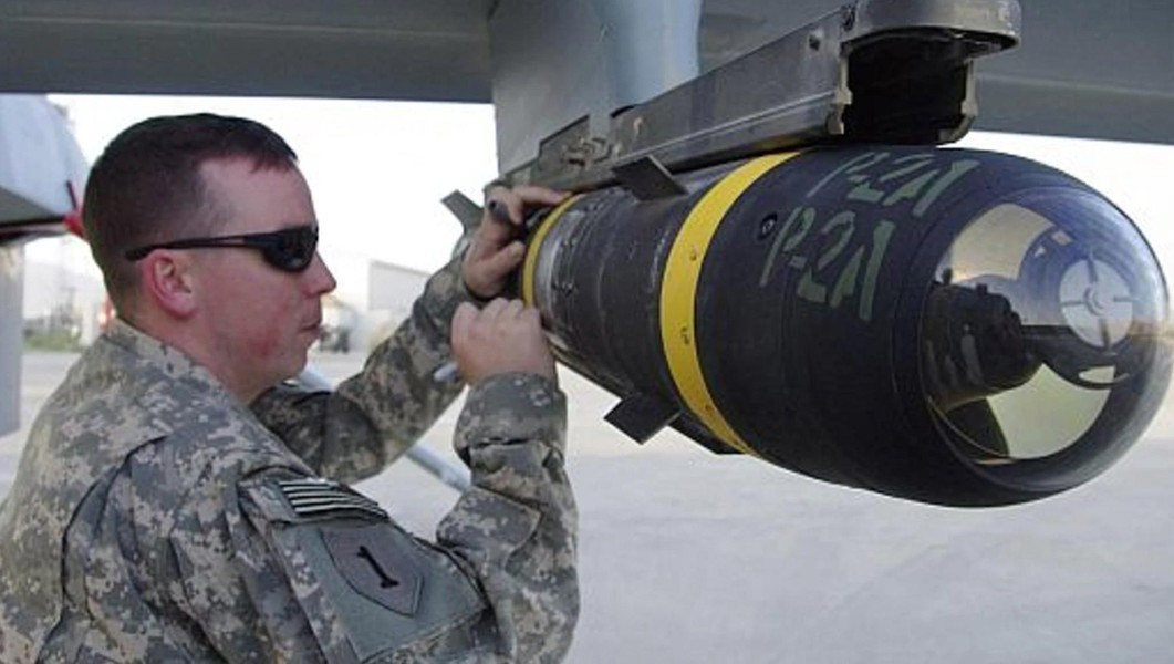 Trước đó, ngày 10/1/2024, Lầu Năm Góc cho biết Bộ Ngoại giao Mỹ đã thông qua thương vụ tiềm năng cung cấp cho Ai Cập khung gầm của xe quân sự chiến thuật hạng nhẹ cùng các thiết bị liên quan và các bộ dụng cụ dành cho loại tàu tuần tra có chiều dài 28m. Theo Lầu Năm Góc, chi phí ước tính của thương vụ cung cấp khung gầm của xe quân sự chiến thuật hạng nhẹ cùng các thiết bị liên quan là 200 triệu USD, trong khi chi phí cung cấp các bộ dụng cụ dành cho tàu tuần tra là 129 triệu USD.