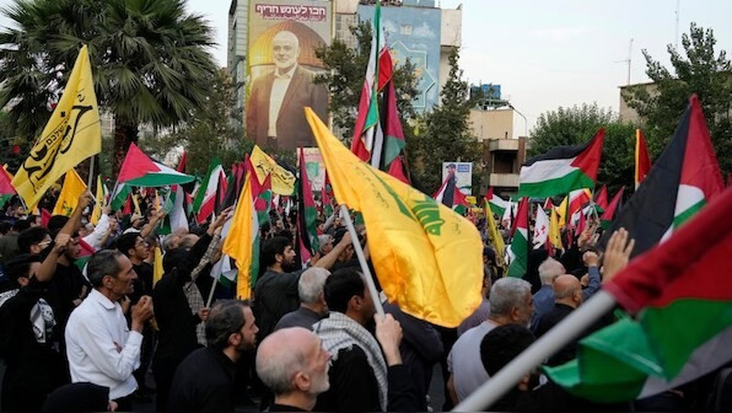 Trong nhiều thập kỷ, Iran đã dày công xây dựng và thúc đẩy khái niệm về cái gọi là "Trục kháng chiến" của mình, bao gồm lực lượng ủy nhiệm và các đồng minh trong khu vực.