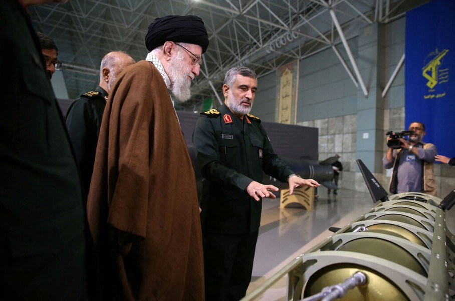 Lãnh đạo tối cao Iran là Đại giáo chủ Ali Khamenei cũng như các quan chức Tehran buộc phải nói rằng "Trục kháng chiến" chưa bao giờ là một khái niệm, Tehran chỉ hỗ trợ các nhóm vũ trang thay vì kiểm soát hành động của họ.