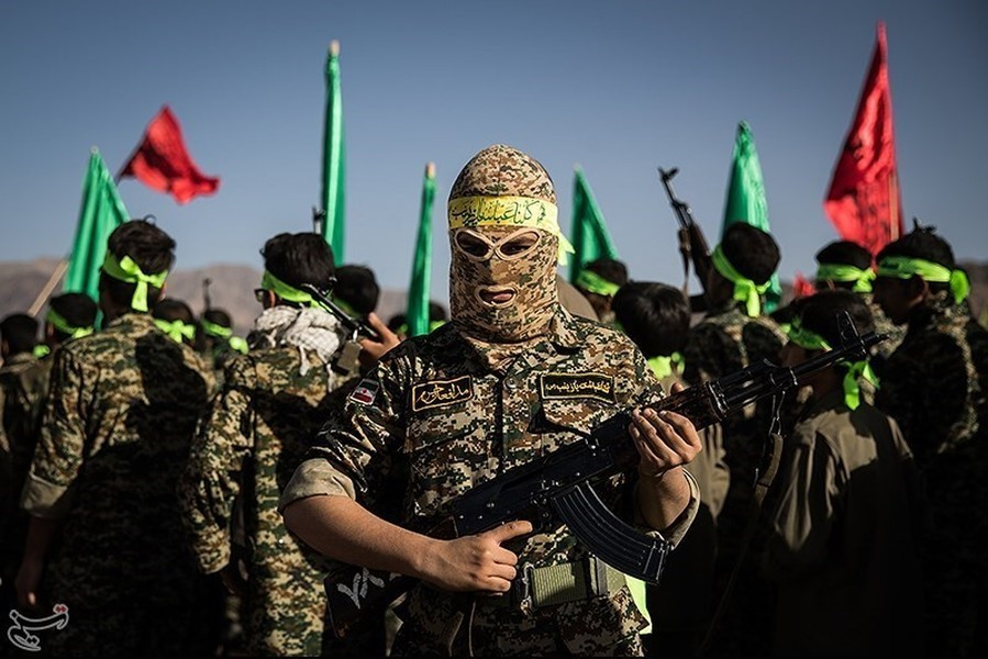 Nguyên nhân dẫn tới sự sụp đổ của “Trục kháng chiến” nằm ở một vài yếu tố, cả tác động từ bên trong lẫn bên ngoài lãnh thổ.