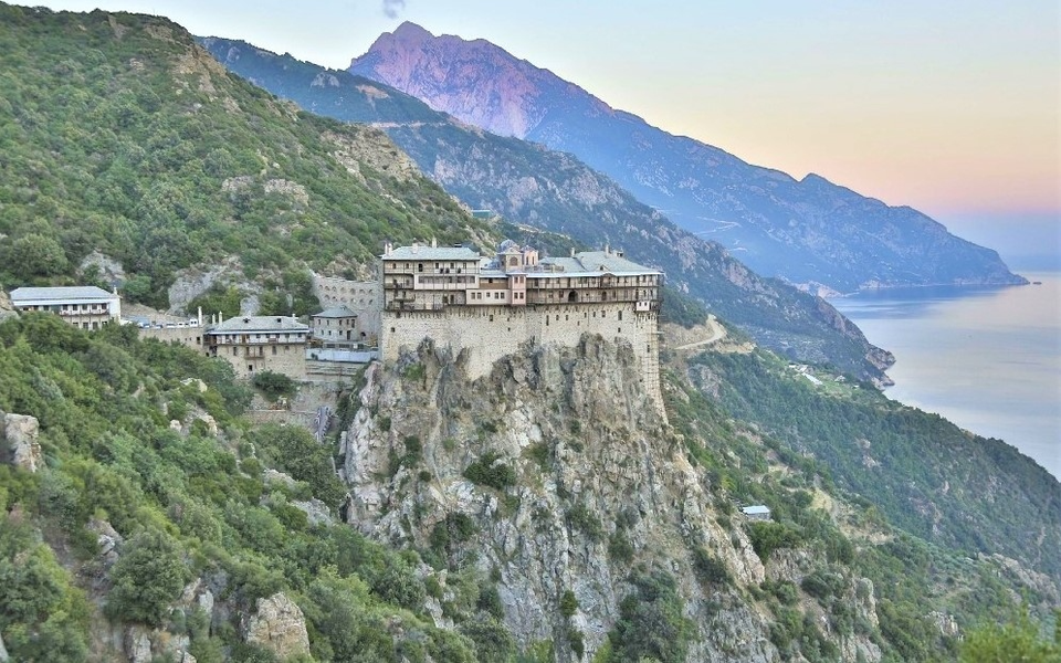 Núi Athos đã được UNESCO công nhận là Di sản thế giới từ năm 1988. Nơi đây, các tu viện Athonite có một bộ sưu tập phong phú các hiện vật được bảo quản tốt, sách quý hiếm, tài liệu cổ và tác phẩm nghệ thuật có giá trị lịch sử to lớn.