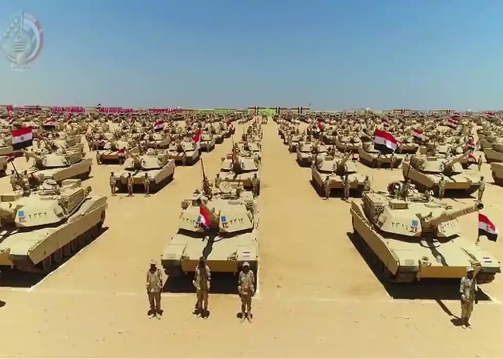 Một trong những cải tiến quan trọng nhất của xe tăng M1A1SA Abrams là được trang bị pháo nòng trơn M256 cỡ nòng 120mm, ban đầu được phát triển bởi Rheinmetall 2A5 của Đức. Khẩu pháo này có thể khai hỏa chính xác vào các mục tiêu ở khoảng cách 4 km.