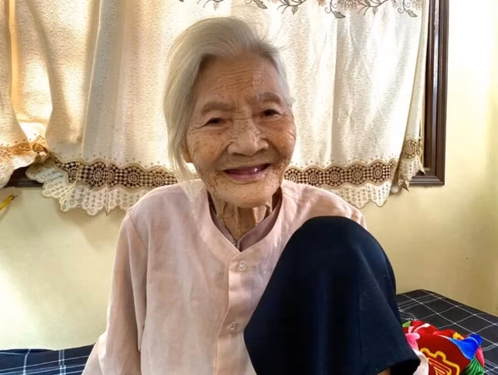 Cu ba 100 tuoi nho vanh vach ten 32 chau chat trong nha