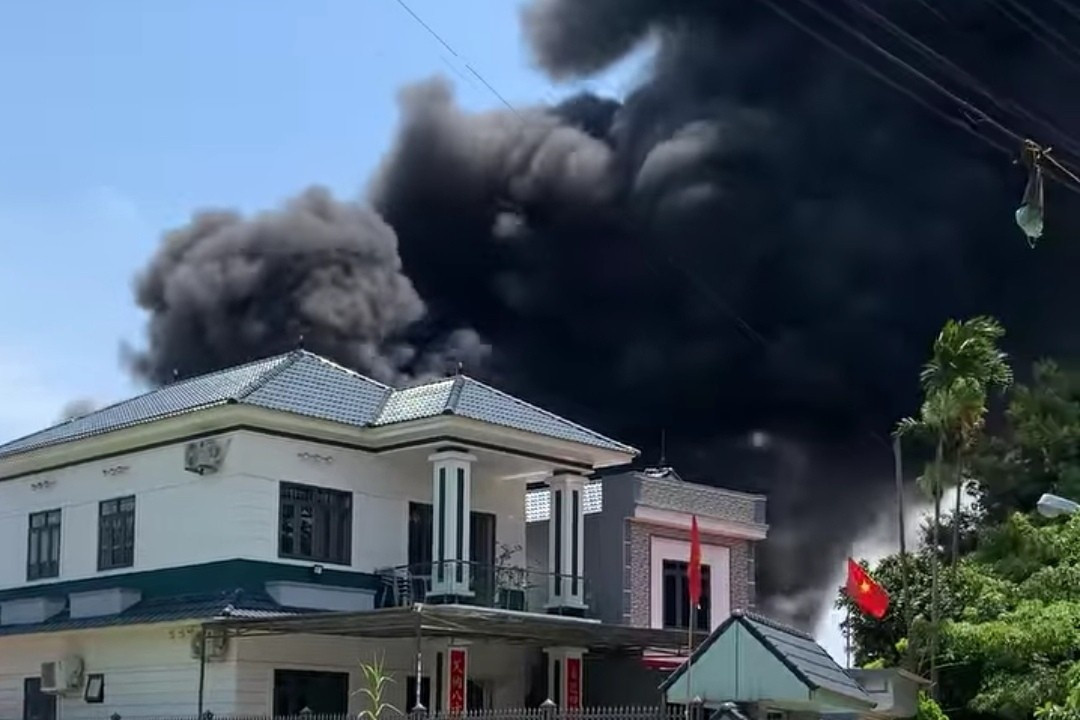 Khoi den bao trum can biet thu o Hai Phong