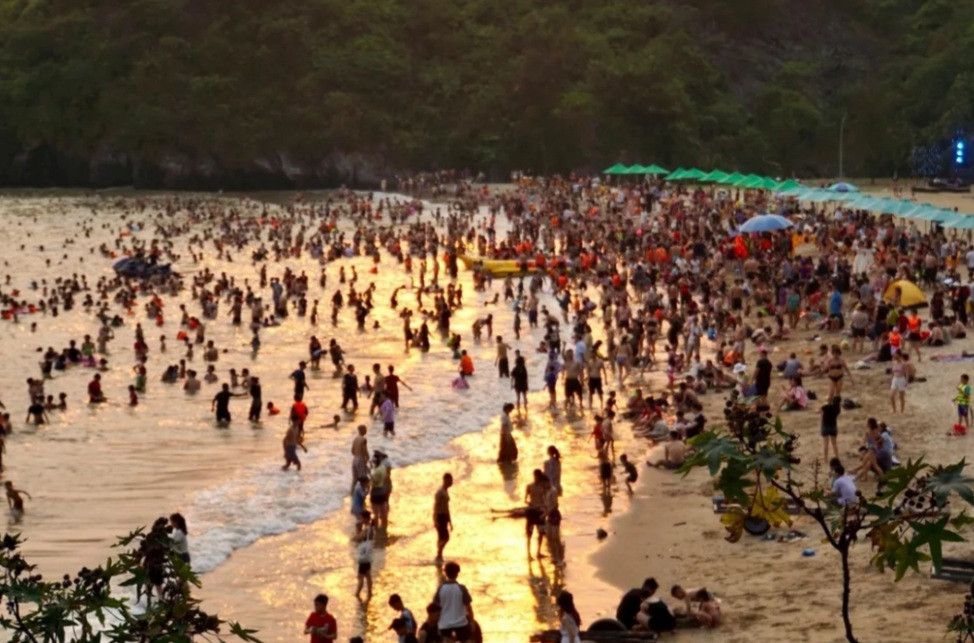 Nghỉ lễ 30/4-1/5, khách đến Cát Bà "cán đích" khoảng 6 vạn lượt - Hình 3 Nghi le 30/4-1/5, khach den Cat Ba