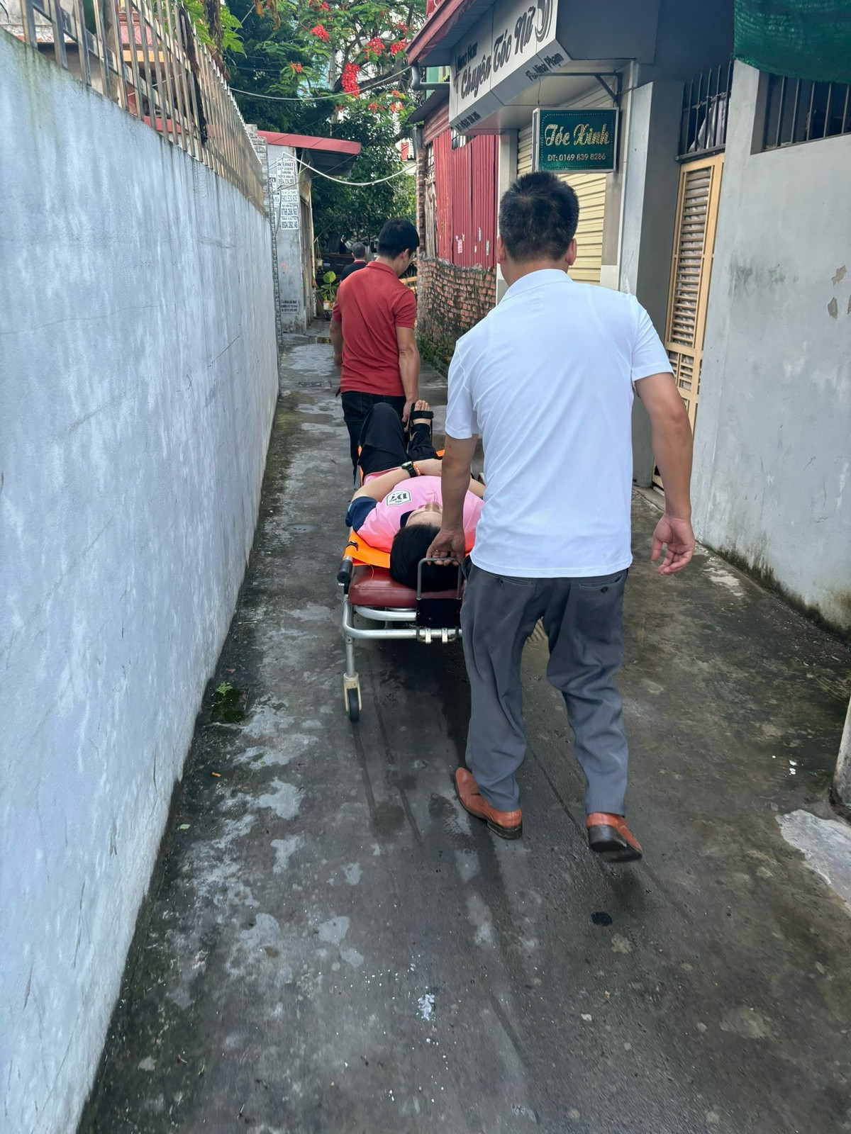 Thí sinh ở Hải Phòng đến phòng thi bằng xe cứu thương Thi sinh o Hai Phong den phong thi bang xe cuu thuong