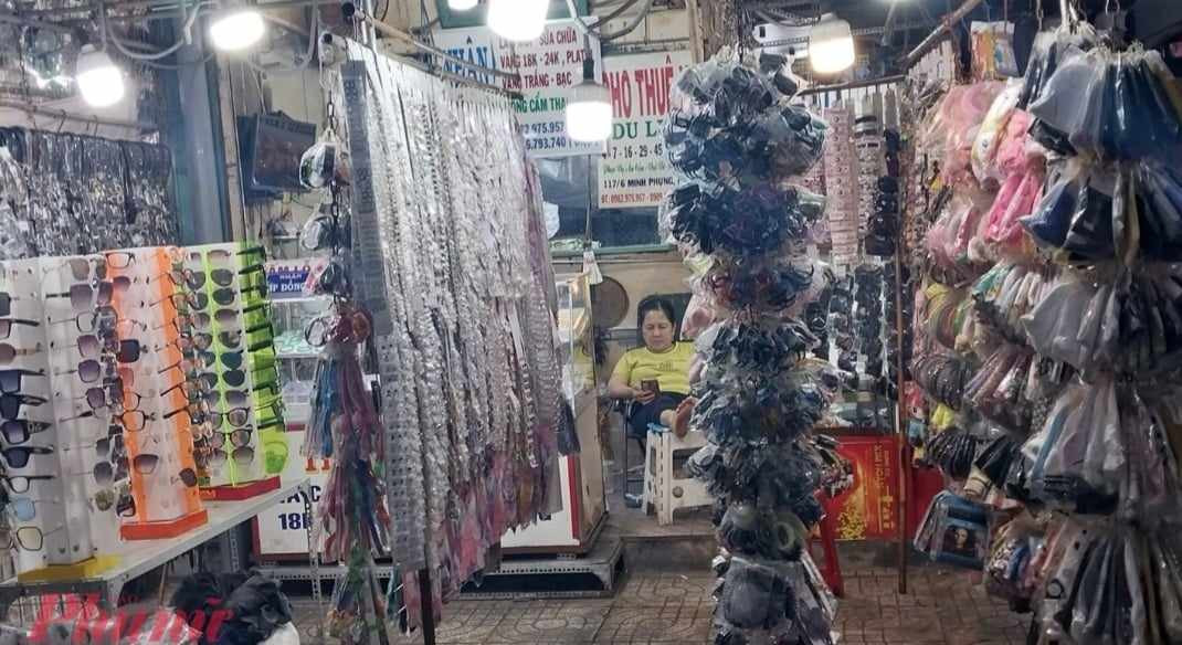 Chợ đêm ế ẩm, tiểu thương bỏ chợ - Hình 2 Cho dem e am, tieu thuong bo cho-Hinh-2