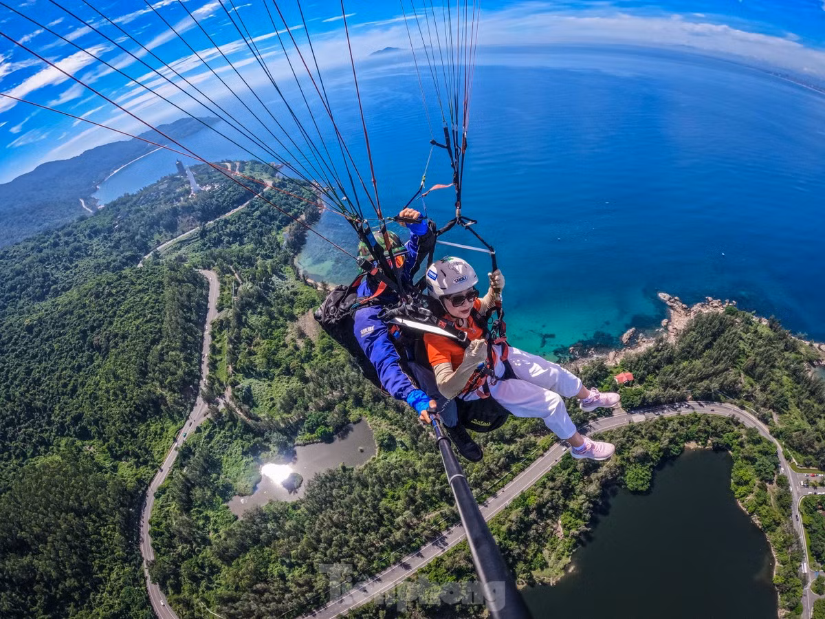 Lo lung tren khong trung ngam nui rung, bien xanh Da Nang