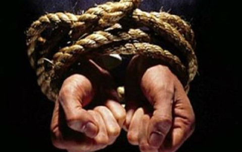 Nhóm nữ sinh cấp ba “bắt cóc” bạn, đưa ra cánh đồng đánh đập Nhom nu sinh cap ba “bat coc” ban, dua ra canh dong danh dap