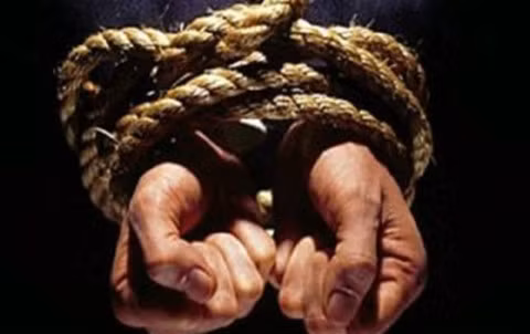 Nhóm nữ sinh cấp ba “bắt cóc” bạn, đưa ra cánh đồng đánh đập Nhom nu sinh cap ba “bat coc” ban, dua ra canh dong danh dap