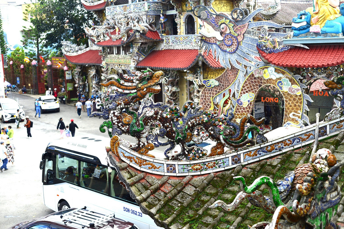 Ngôi chùa độc lạ được kết từ hàng triệu mảnh sành sứ Ngoi chua doc la duoc ket tu hang trieu manh sanh su