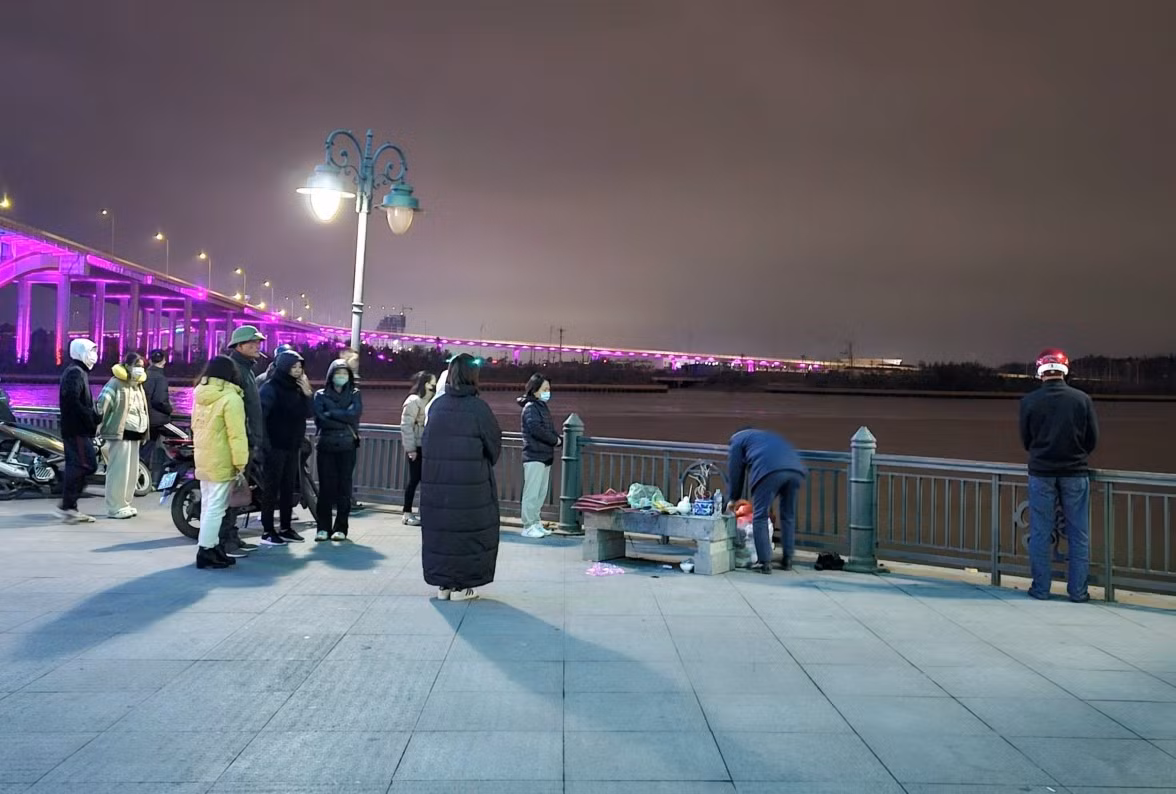 Hai Phong: Tim kiem nu sinh nghi nhay cau tu tu