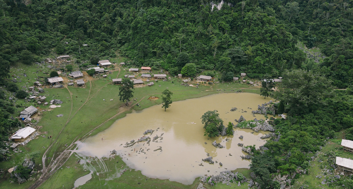 Hang Tau hoa song sau mua, du khach cheo thuyen, loi nuoc check-in