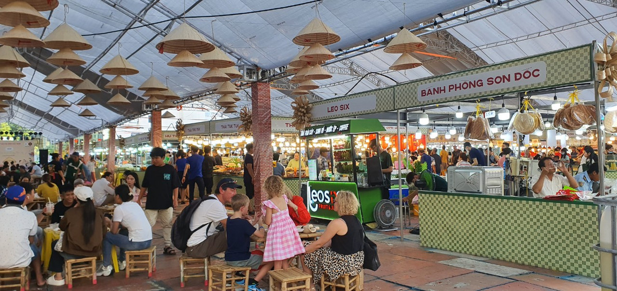 Khach Tay tam tac khen do an Viet tai Le hoi am thuc-Hinh-3