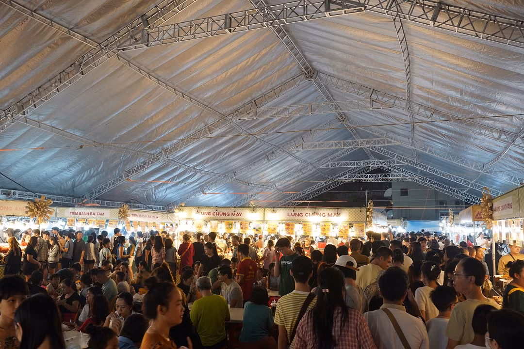 Khach Tay tam tac khen do an Viet tai Le hoi am thuc