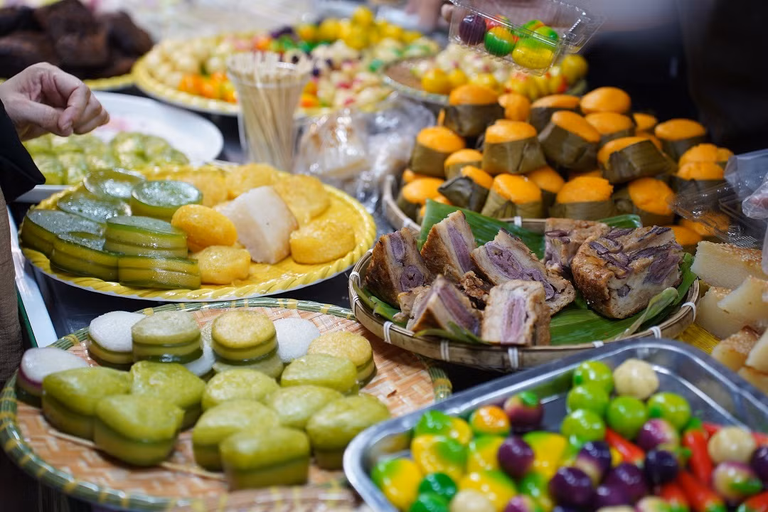 Khach Tay tam tac khen do an Viet tai Le hoi am thuc-Hinh-2