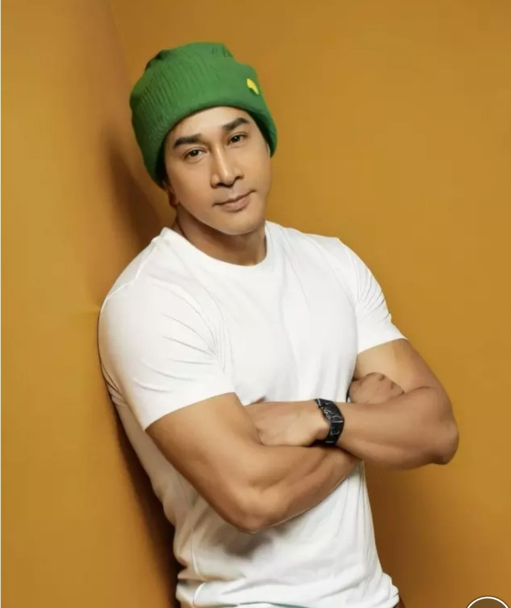 NSUT Kim Tu Long gay “soc” cong dong mang voi tam anh “thoi tre”.