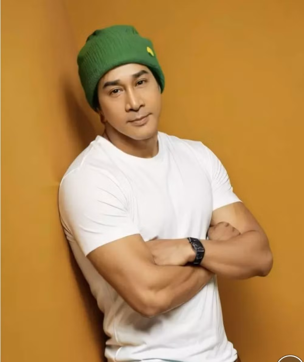 NSUT Kim Tu Long gay “soc” cong dong mang voi tam anh “thoi tre”.