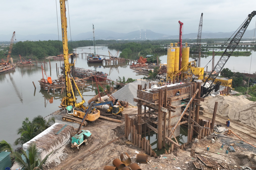 Hiện, cơ quan chức năng cũng như nhà thầu đang khắc phục khó khăn để đẩy nhanh tiến độ thi công dự án. Ảnh: ĐP 