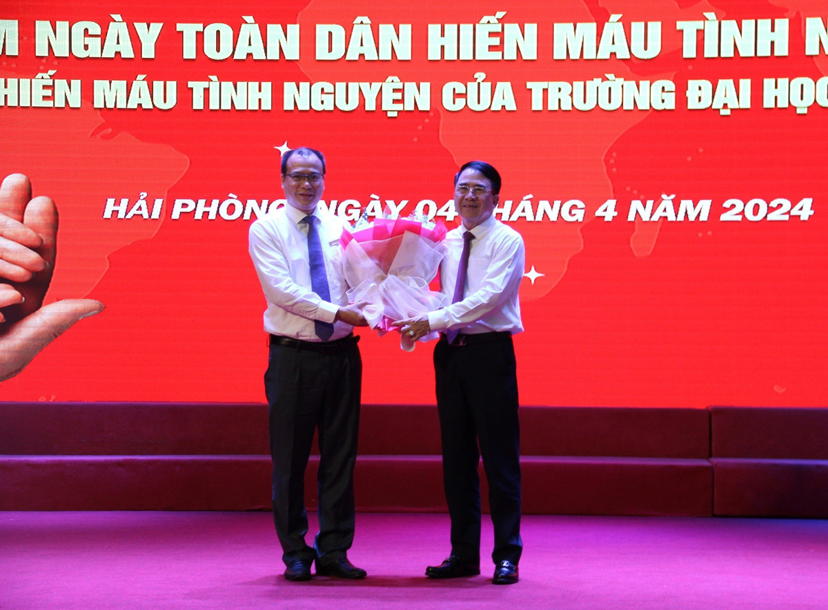 Hải Phòng: Tưng bừng mít tinh hưởng ứng ngày toàn dân hiến máu tình nguyện - Hình 10 Hai Phong: Tung bung mit tinh huong ung ngay toan dan hien mau tinh nguyen-Hinh-10