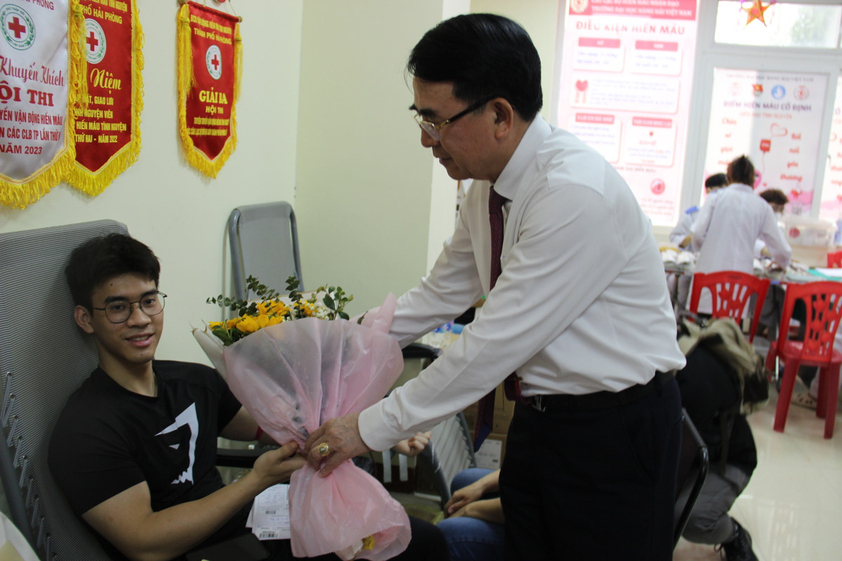 Hai Phong: Tung bung mit tinh huong ung ngay toan dan hien mau tinh nguyen-Hinh-9