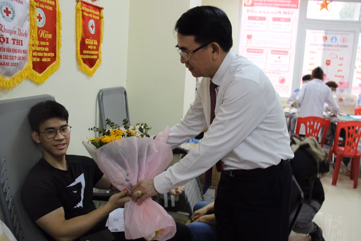 Hai Phong: Tung bung mit tinh huong ung ngay toan dan hien mau tinh nguyen-Hinh-9