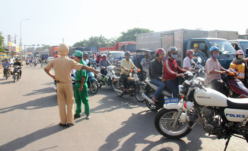 Tai nan giao thong nghiem trong tren QL1K, ba nguoi thuong vong-Hinh-2